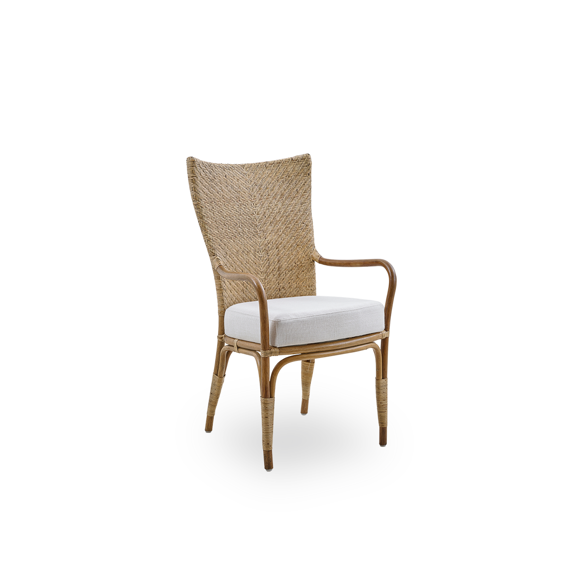 Side view af Melody spisestol med armlæn i Antique rattan farve med høj, fuldt flet ryg i rattan og polstret sæde.