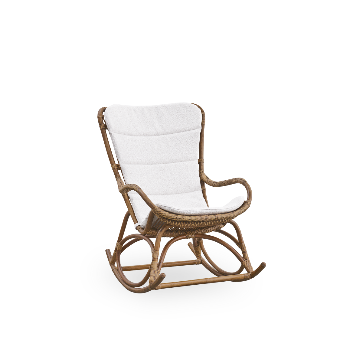 Side view af Monet gyngestol med høj ryg og armlæn i Antique brown farve. Håndlavet i højkvalitets indonesisk rattan.