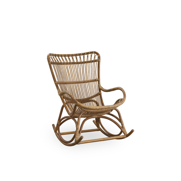 Side view af Monet gyngestol med høj ryg og armlæn i Antique brown farve. Håndlavet i højkvalitets indonesisk rattan.