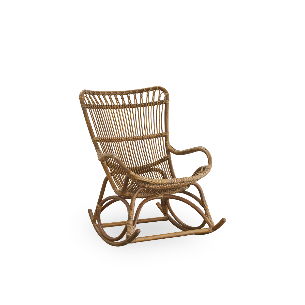 Side view af Monet gyngestol med høj ryg og armlæn i Antique brown farve. Håndlavet i højkvalitets indonesisk rattan.