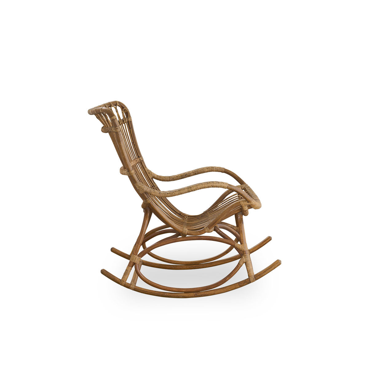 Ren sidevisning af Monet gyngestol med høj ryg og armlæn i antik brun farve. Håndlavet af høj kvalitet indonesisk rattan.