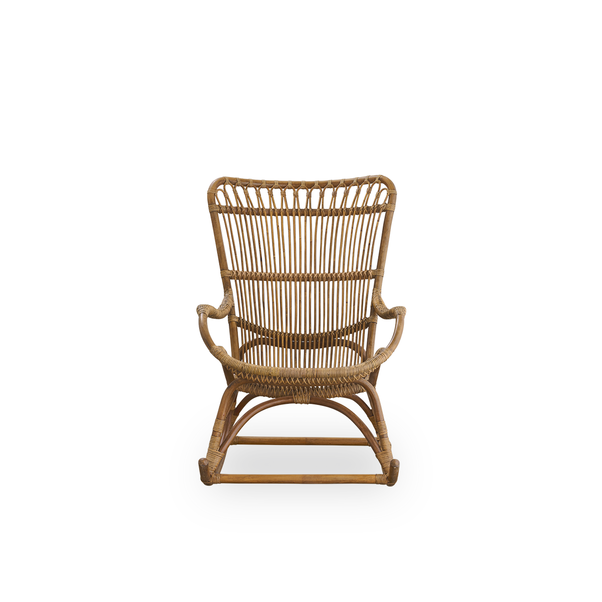 Ren front vinkel af Monet gyngestol med høj ryg og armlæn, præsenteret i farven Antique Brown.
Håndlavet af indonesisk rattan i høj kvalitet.