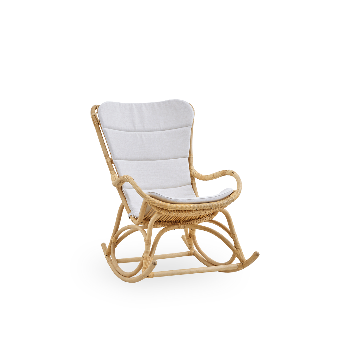 Side view af Monet gyngestol med høj ryg og armlæn i naturlig rattan. Håndlavet i højkvalitets indonesisk rattan.