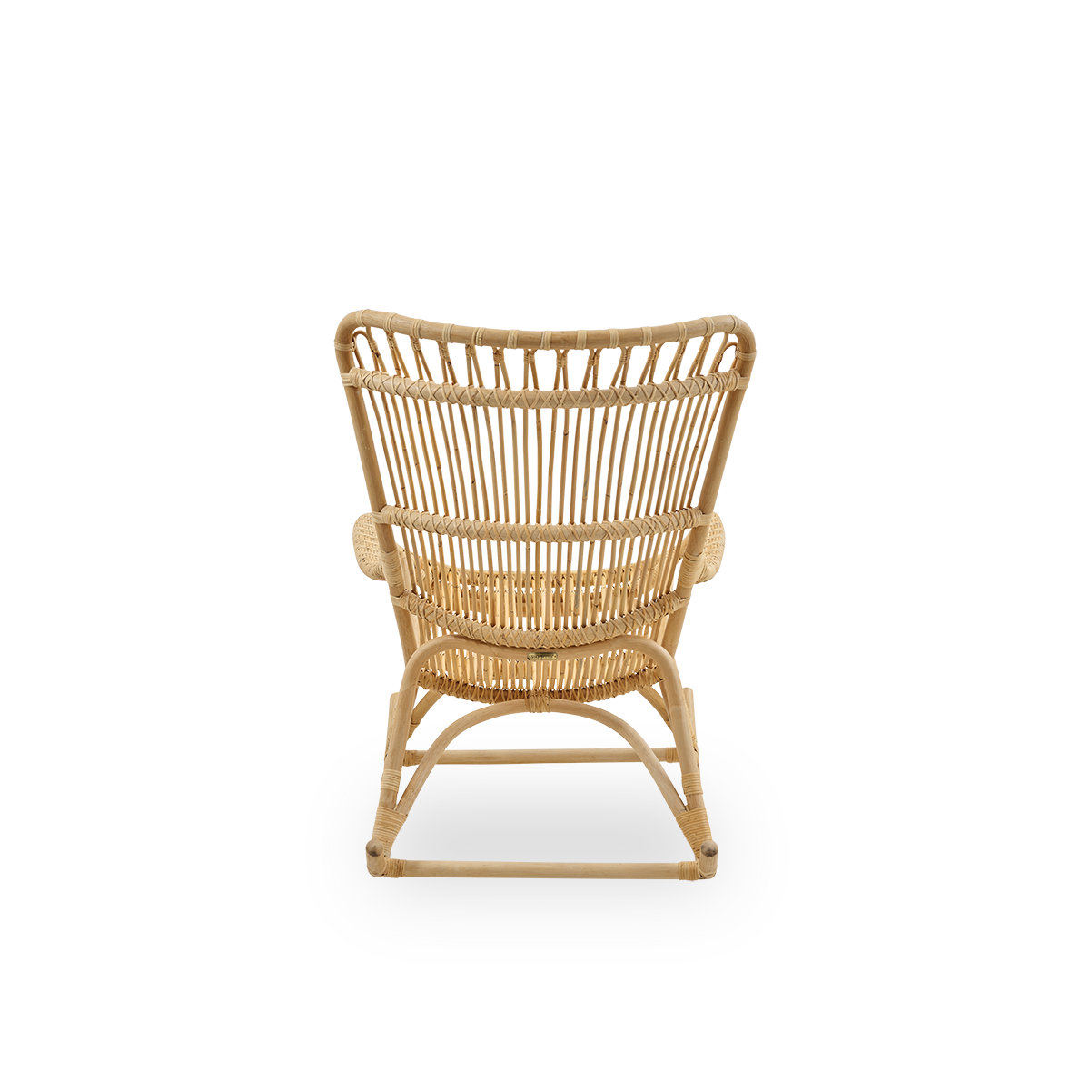 Bagfra vinkel af Monet gyngestol med høj ryg og armlæn, præsenteret i naturligt rattan. Håndlavet af indonesisk rattan af høj kvalitet.