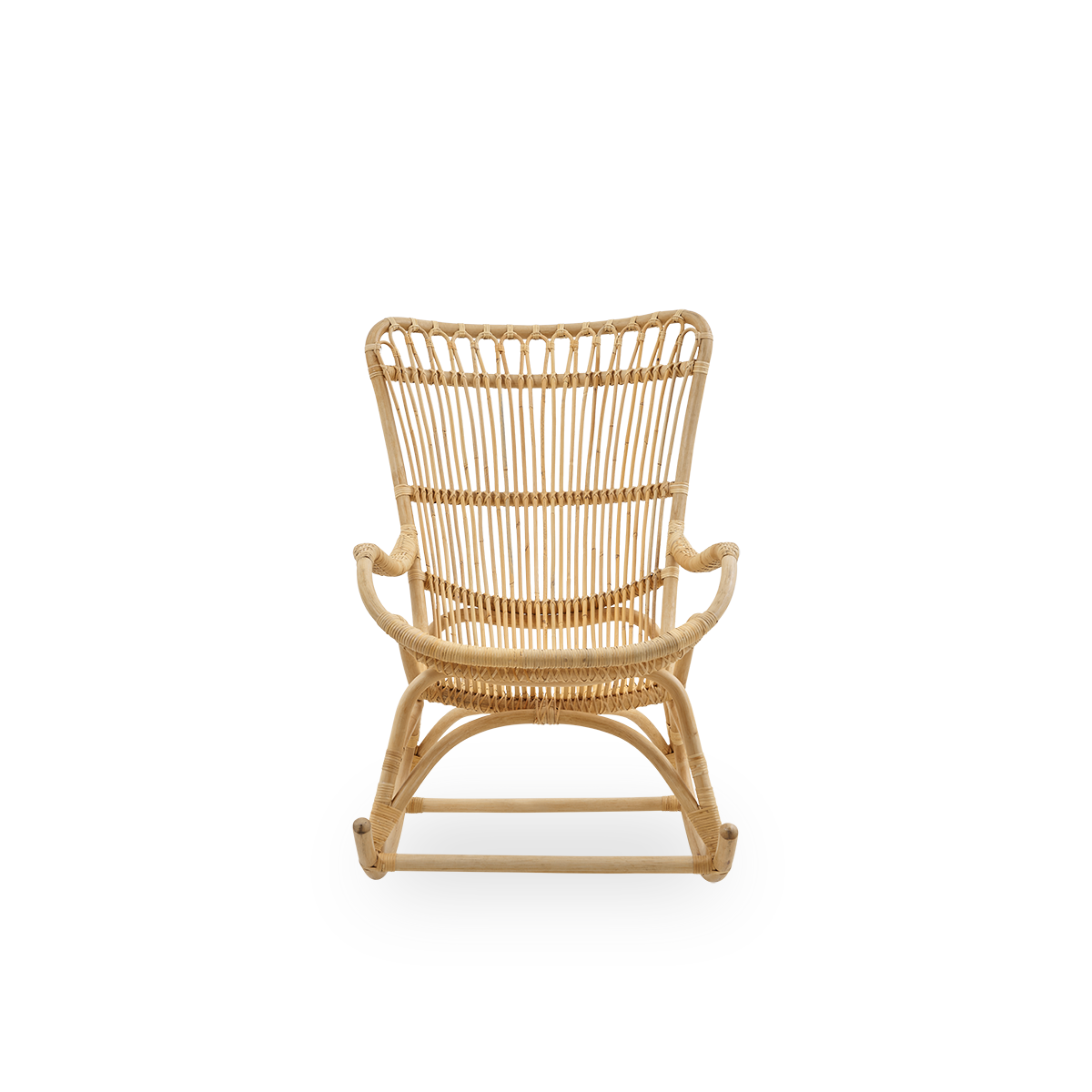 Ren front vinkel af Monet gyngestol med høj ryg og armlæn, præsenteret i naturlig rattan.
Håndlavet af indonesisk rattan i høj kvalitet.