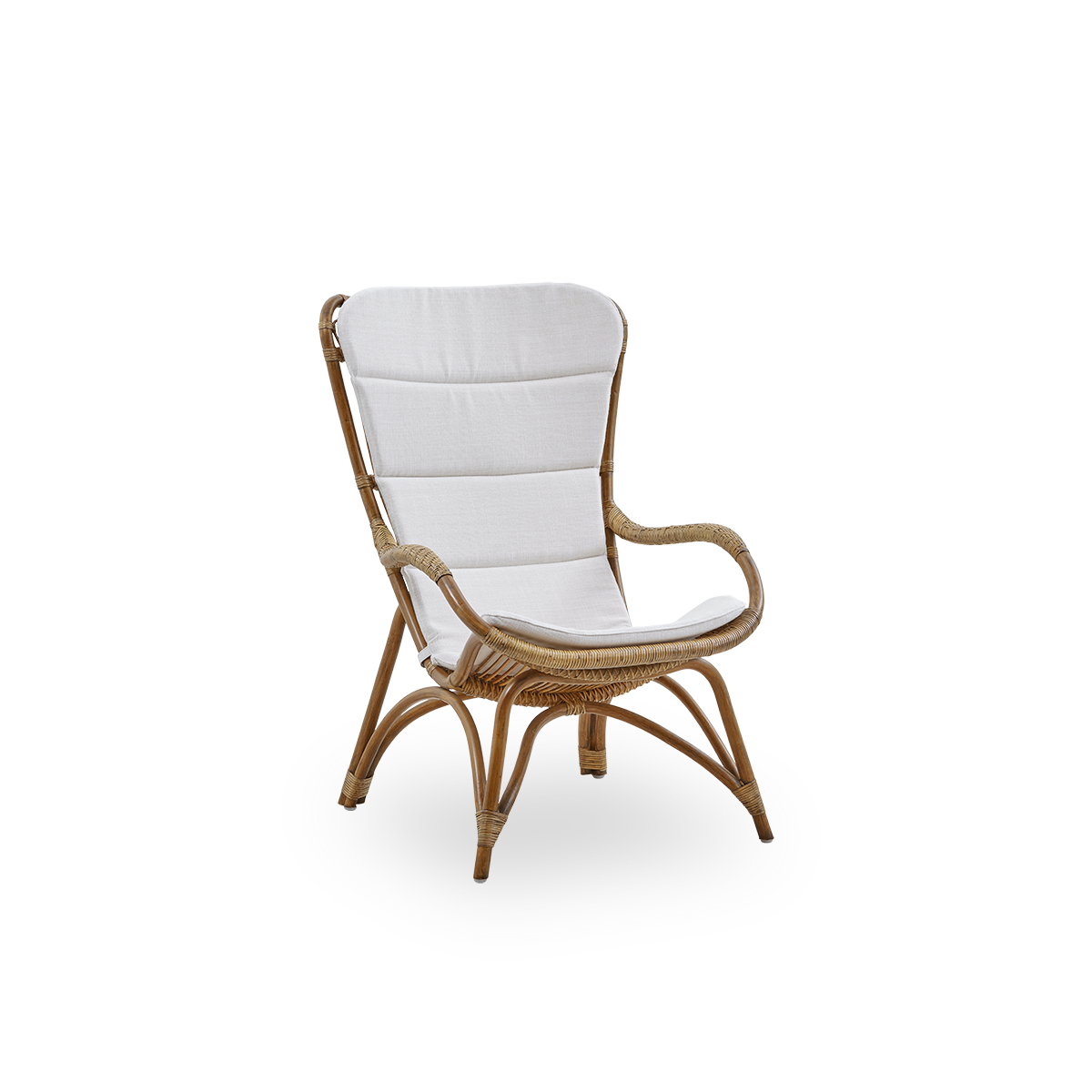 Side view af Monet loungestol med høj ryg og armlæn i Antique brown farve. Håndlavet i højkvalitets indonesisk rattan.
