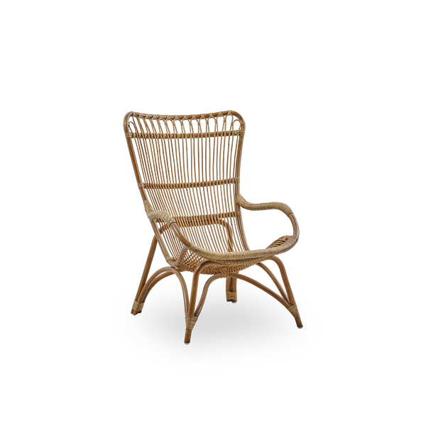 Side view af Monet loungestol med høj ryg og armlæn i Antique brown farve. Håndlavet i højkvalitets indonesisk rattan.