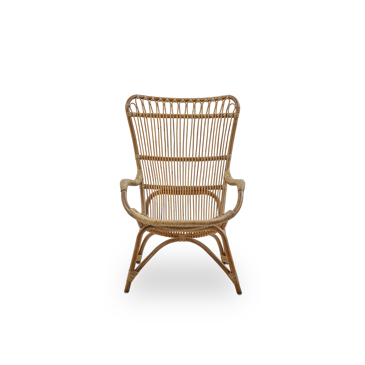 Ren front vinkel af Monet loungestol med høj ryg og armlæn, præsenteret i farven Antique Brown.
Håndlavet af indonesisk rattan i høj kvalitet.
