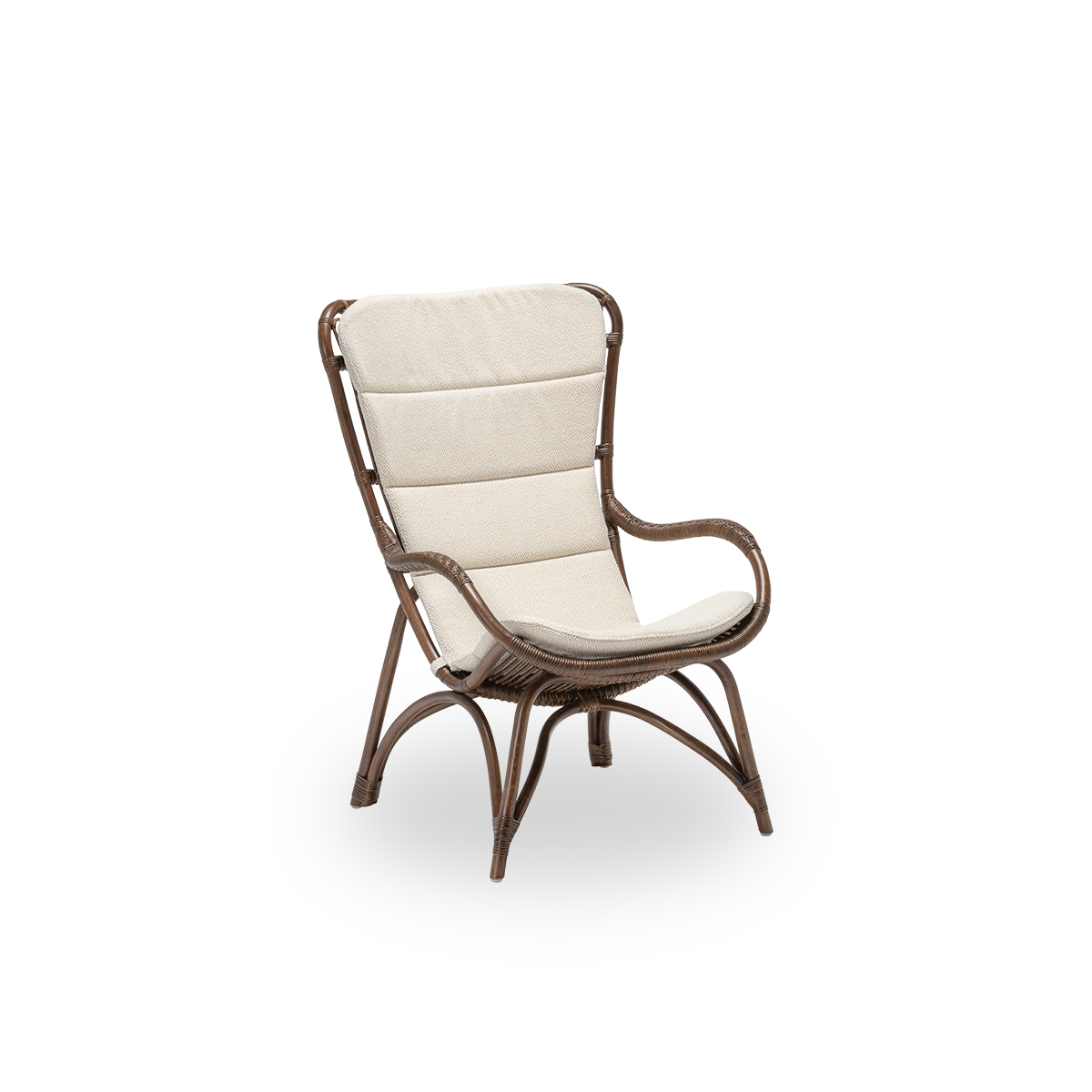 Sidevisning af Monet loungestol med sædehynde, i brun rattan. Et æstetisk og behageligt dansk design med detaljerede fletninger og et generøst sæde. Håndlavet i indonesisk rattan af høj kvalitet.