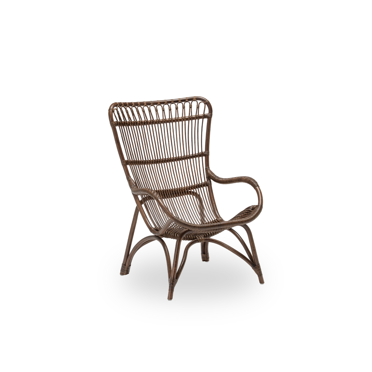 Sidevisning af Monet loungestol, i brun rattan. Et æstetisk og behageligt dansk design med detaljerede fletninger og et generøst sæde. Håndlavet i indonesisk rattan af høj kvalitet.