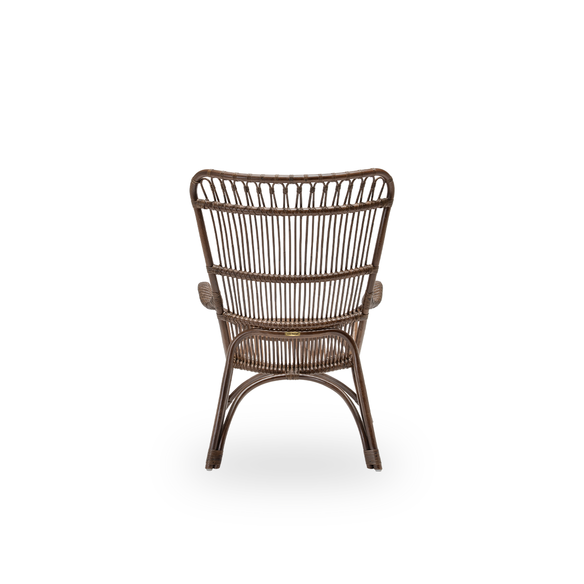 Ren bagvisning af Monet loungestol, i brun rattan. Et æstetisk og behageligt dansk design med detaljerede fletninger og et generøst sæde. Håndlavet i indonesisk rattan af høj kvalitet.