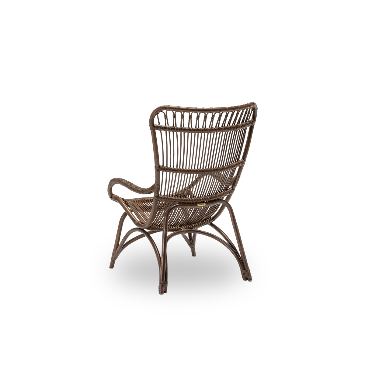 Bagsidevisning af Monet loungestol, i brun rattan. Et æstetisk og behageligt dansk design med detaljerede fletninger og et generøst sæde. Håndlavet i indonesisk rattan af høj kvalitet.