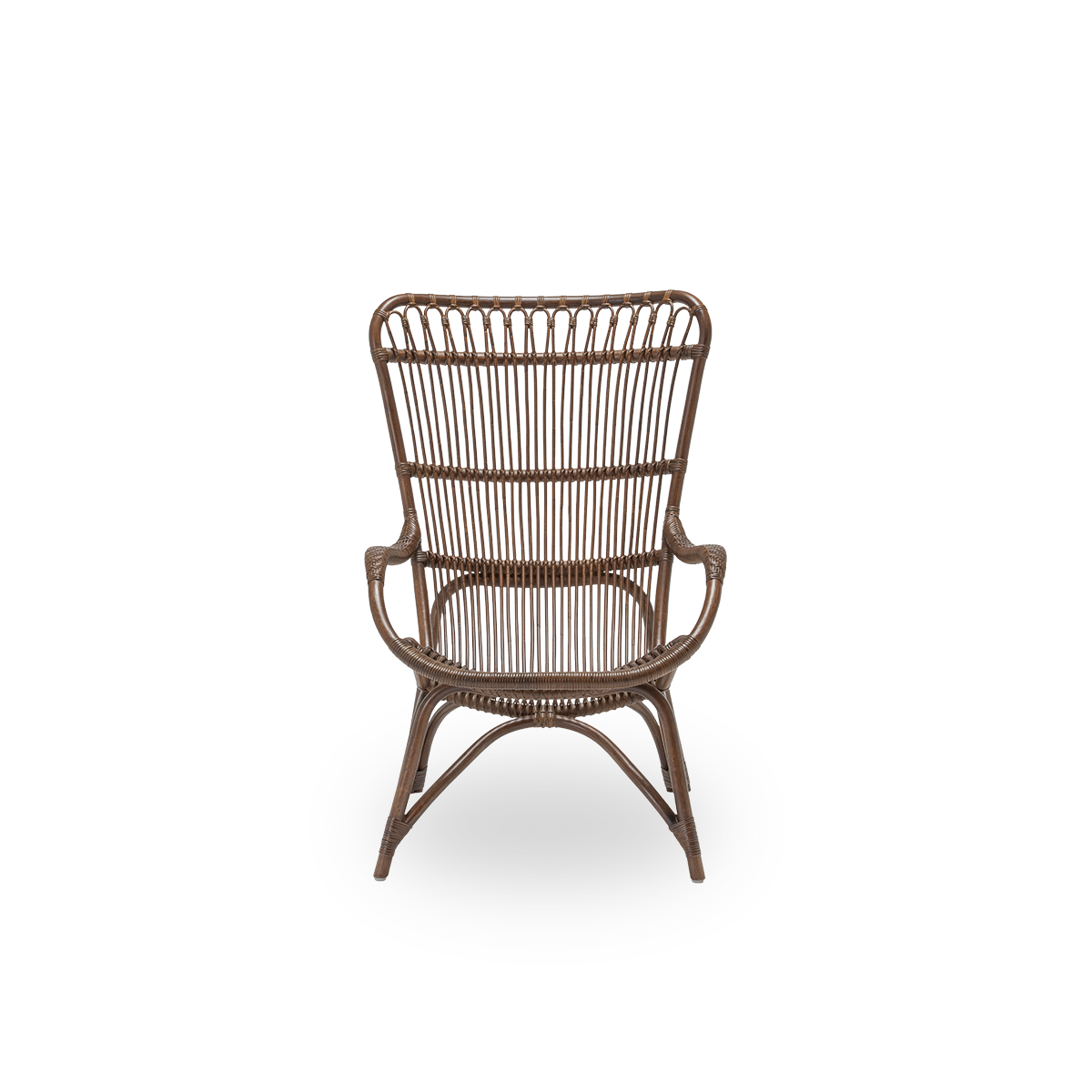 Forsidevisning af Monet loungestol, i brun rattan. Et æstetisk og behageligt dansk design med detaljerede fletninger og et generøst sæde. Håndlavet i indonesisk rattan af høj kvalitet.