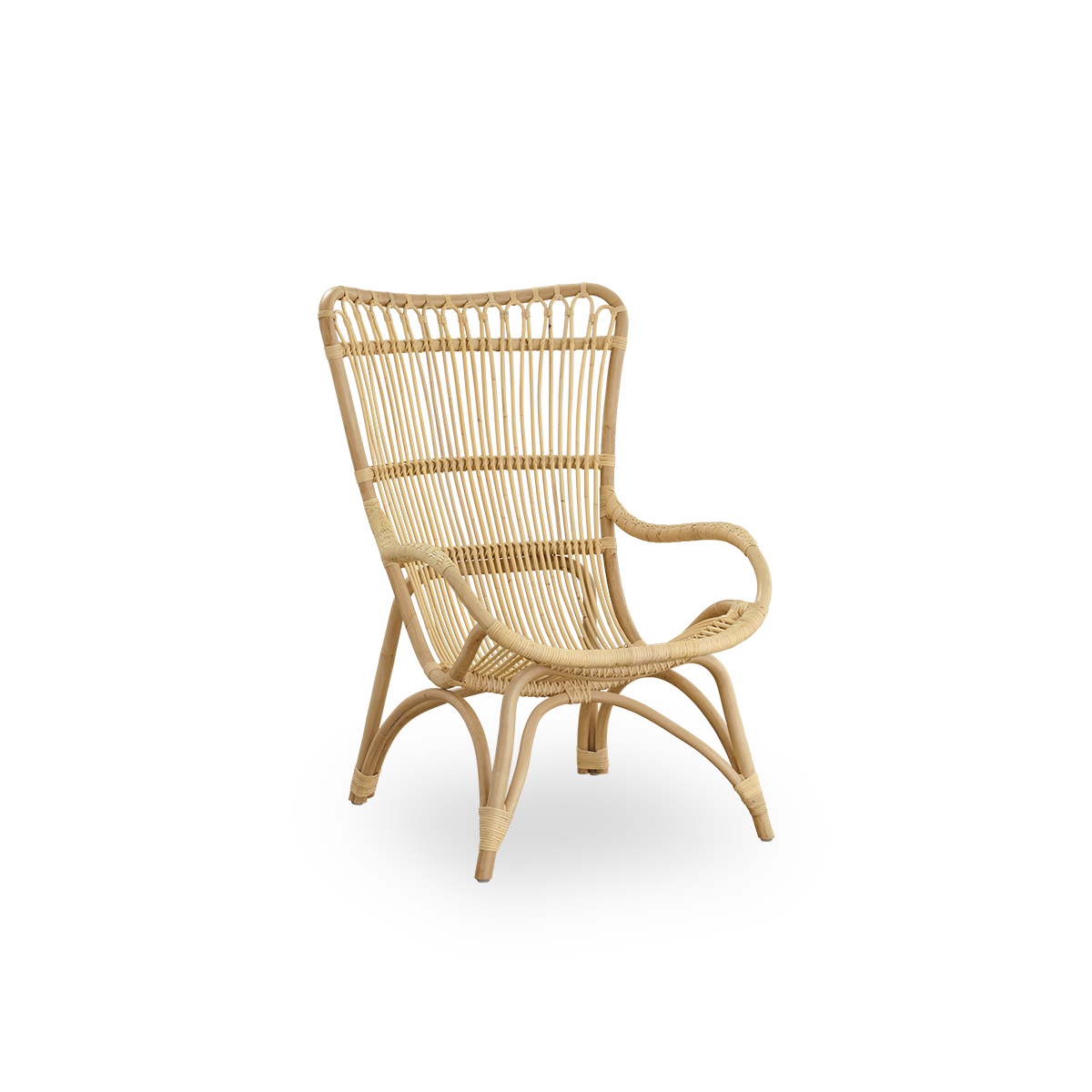 Side view af Monet loungestol med høj ryg og armlæn i naturlig rattan. Håndlavet i højkvalitets indonesisk rattan.