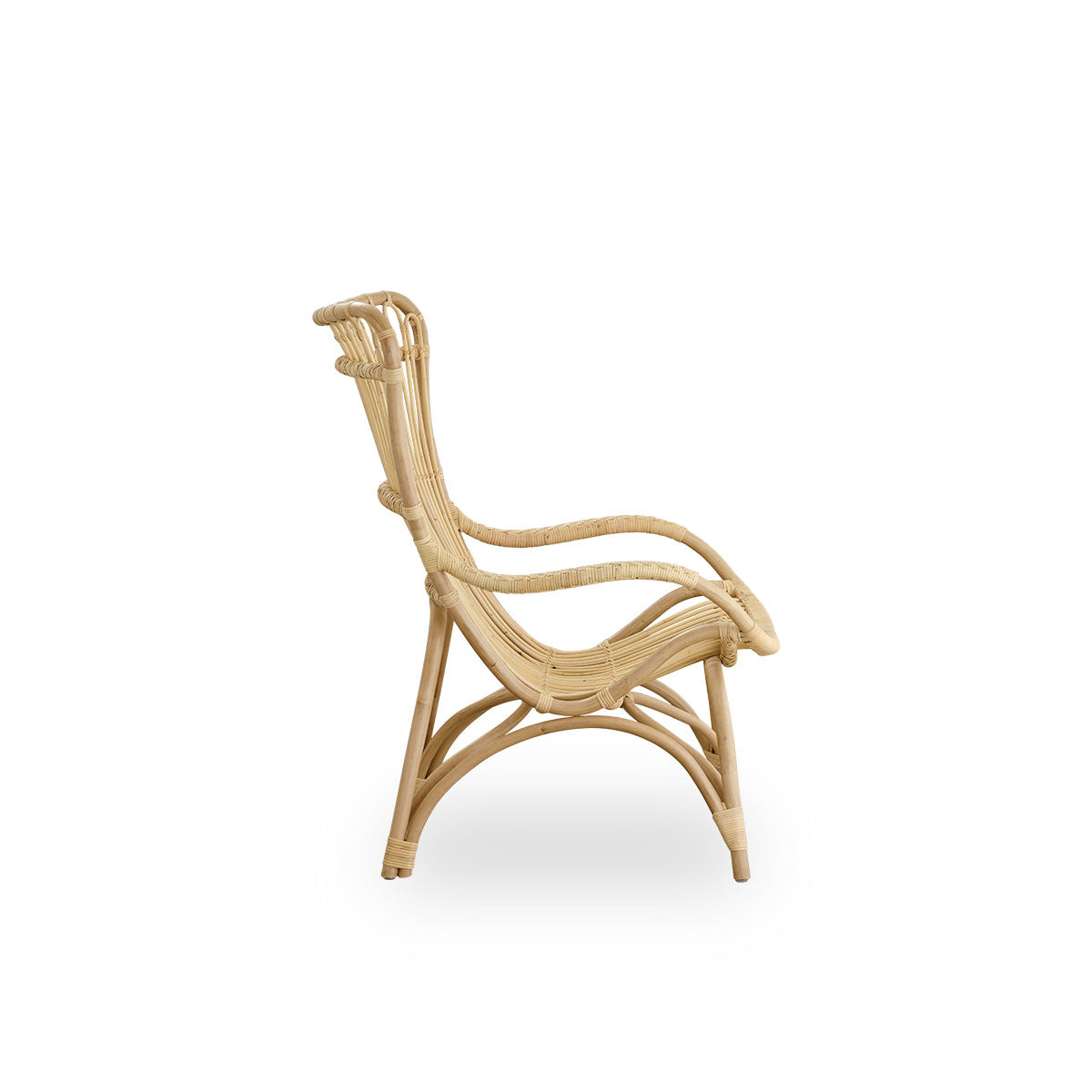 Ren sidevisning af Monet loungestol med høj ryg og armlæn i naturlig rattan. Håndlavet af høj kvalitet indonesisk rattan.