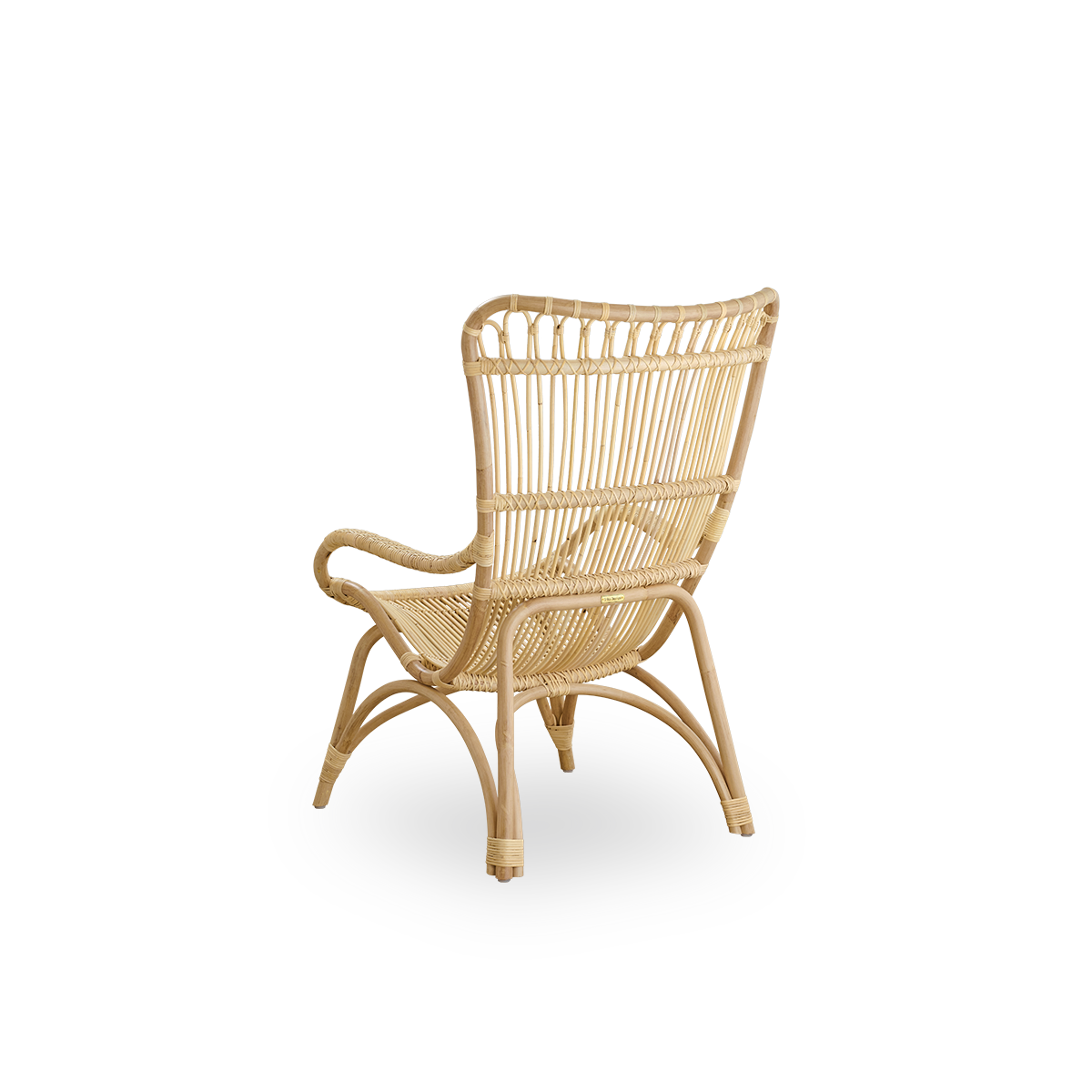 Sidevinkel bagfra af Monet loungestolen med høj ryglæn og armlæn i naturlig rattan.
Håndlavet af højkvalitets indonesisk rattan.