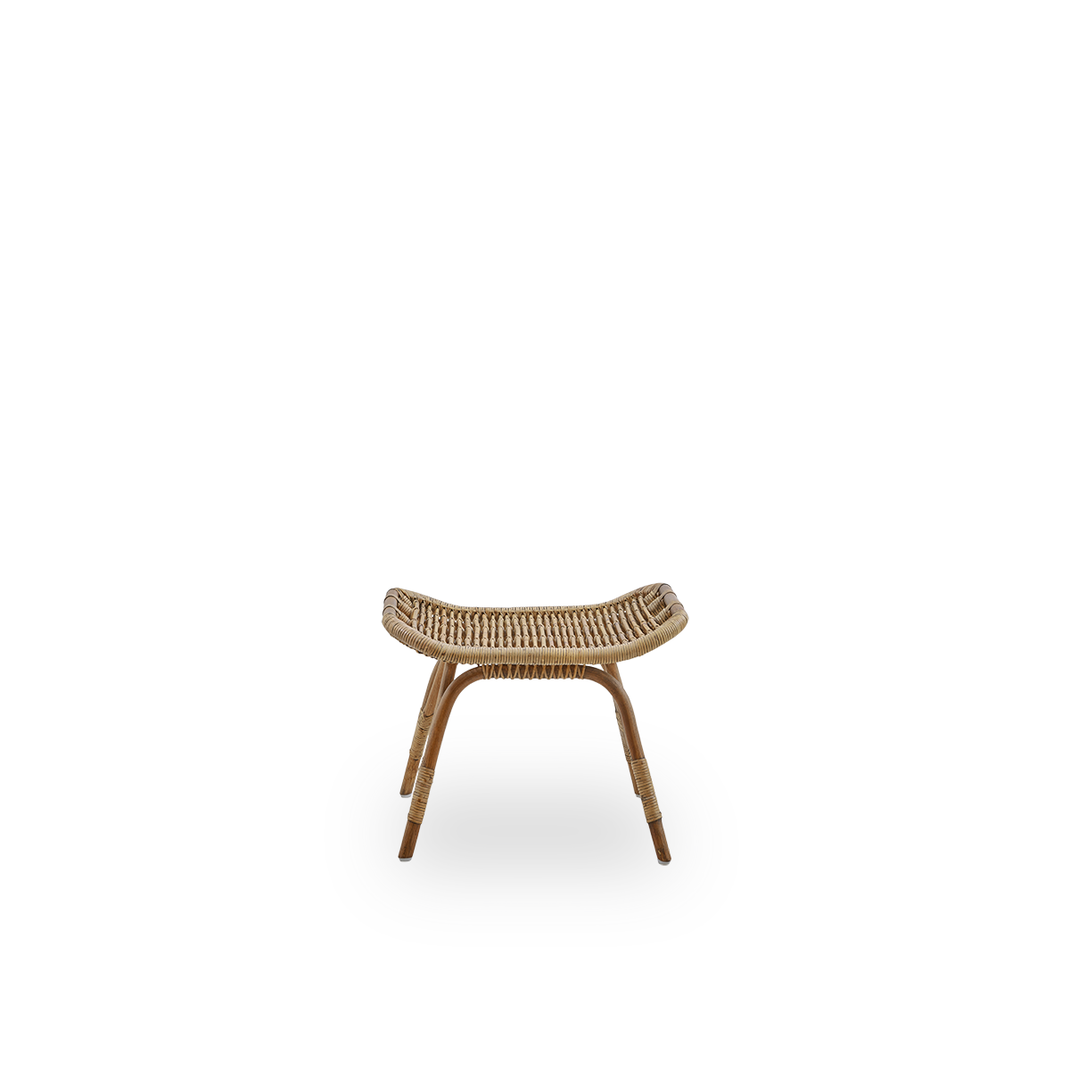 Ren front vinkel af Monet fodskammel i farven Antique Brown, håndlavet af indonesisk rattan i høj kvalitet.