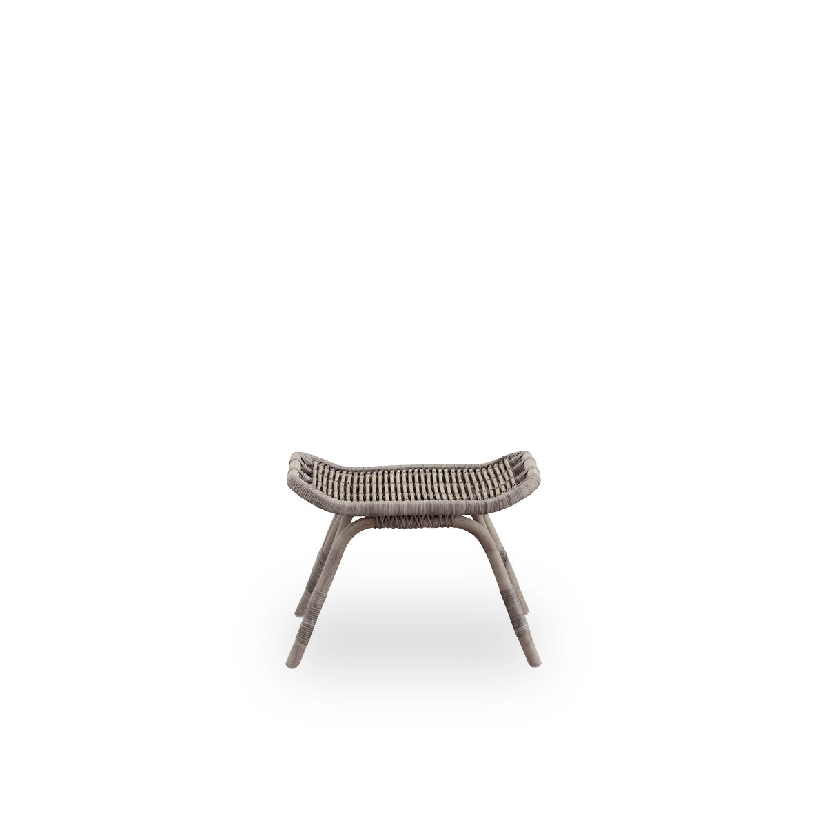 Ren front vinkel af Monet fodskammel i taupefarve, håndlavet af indonesisk rattan i høj kvalitet.