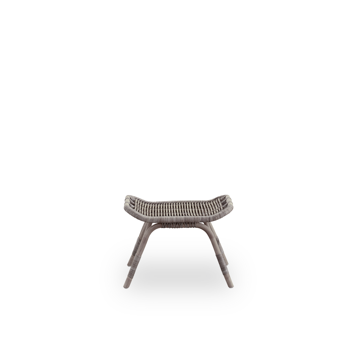 Ren front vinkel af Monet fodskammel i taupefarve, håndlavet af indonesisk rattan i høj kvalitet.