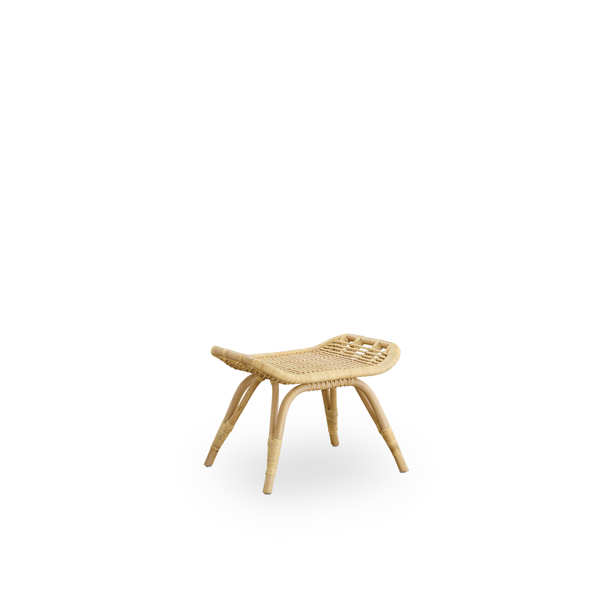 Side view af Monet fodskammel i naturlig rattan, håndlavet i højkvalitets indonesisk rattan.