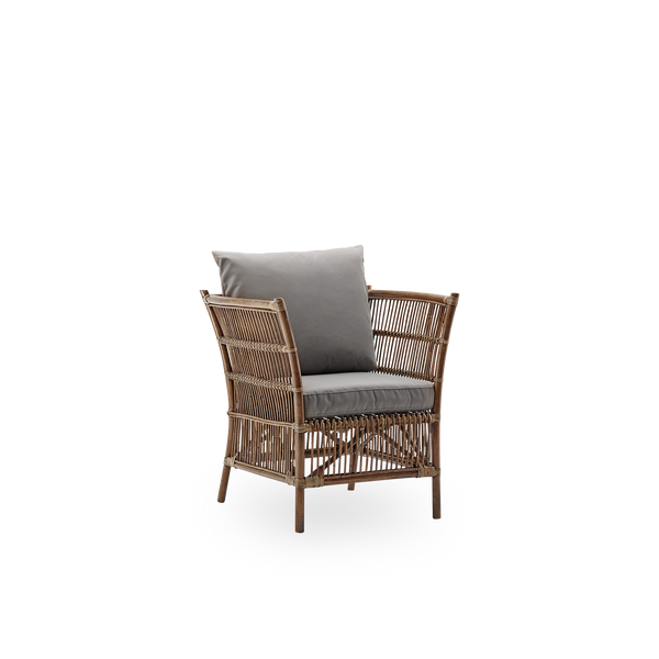 Side view af Donatello fletloungestol i farven Antique Brun. Loungestolen har et firkantet design med stramme linjer, håndlavet i rattan af høj kvalitet fra Indonesien.