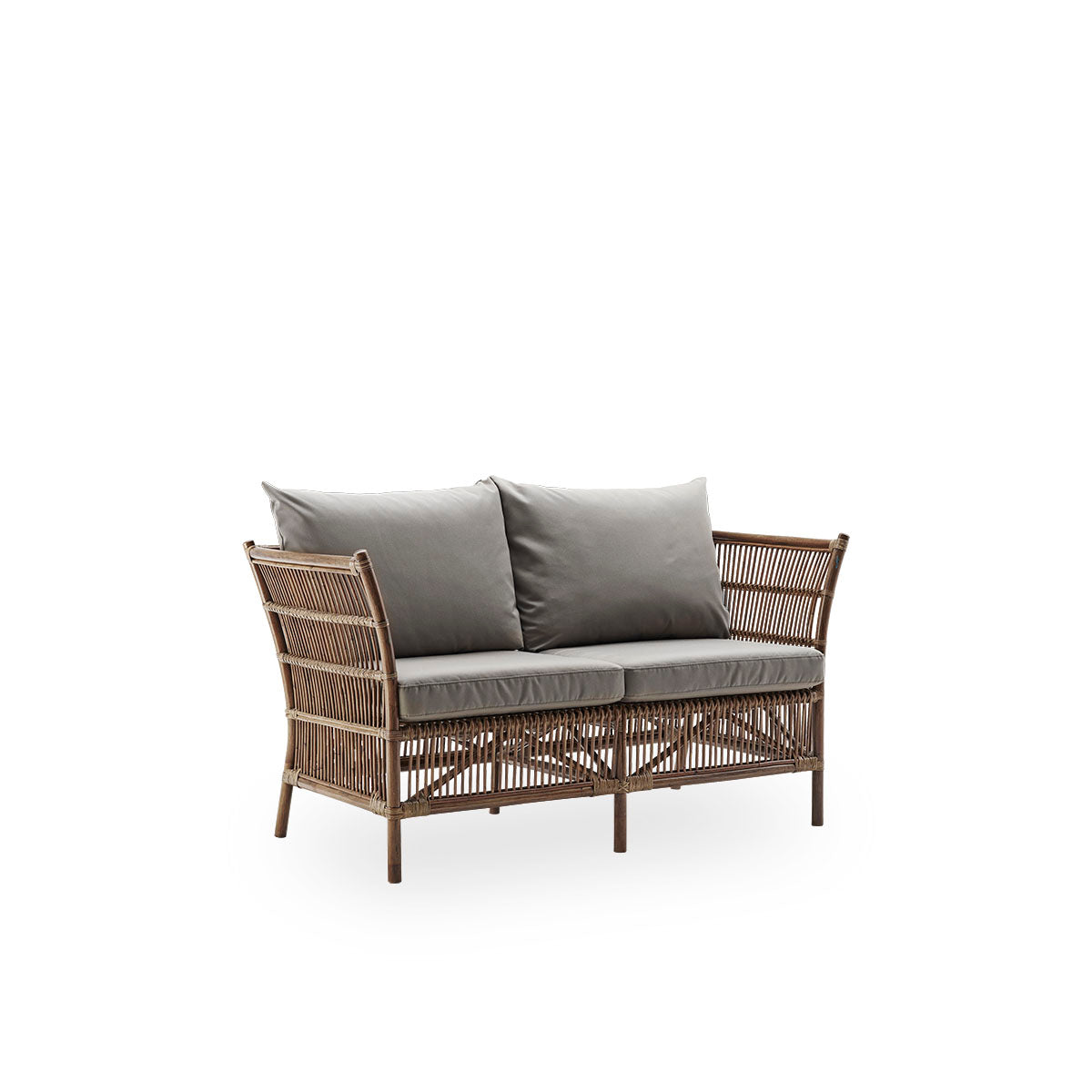 Side view af Donatello 2-personers fletsofa i farven Antique Brown. Sofaen har et firkantet design med stramme linjer, håndlavet i rattan af høj kvalitet fra Indonesien.