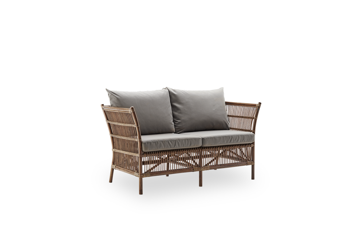 Side view af Donatello 2-personers fletsofa i farven Antique Brown. Sofaen har et firkantet design med stramme linjer, håndlavet i rattan af høj kvalitet fra Indonesien.