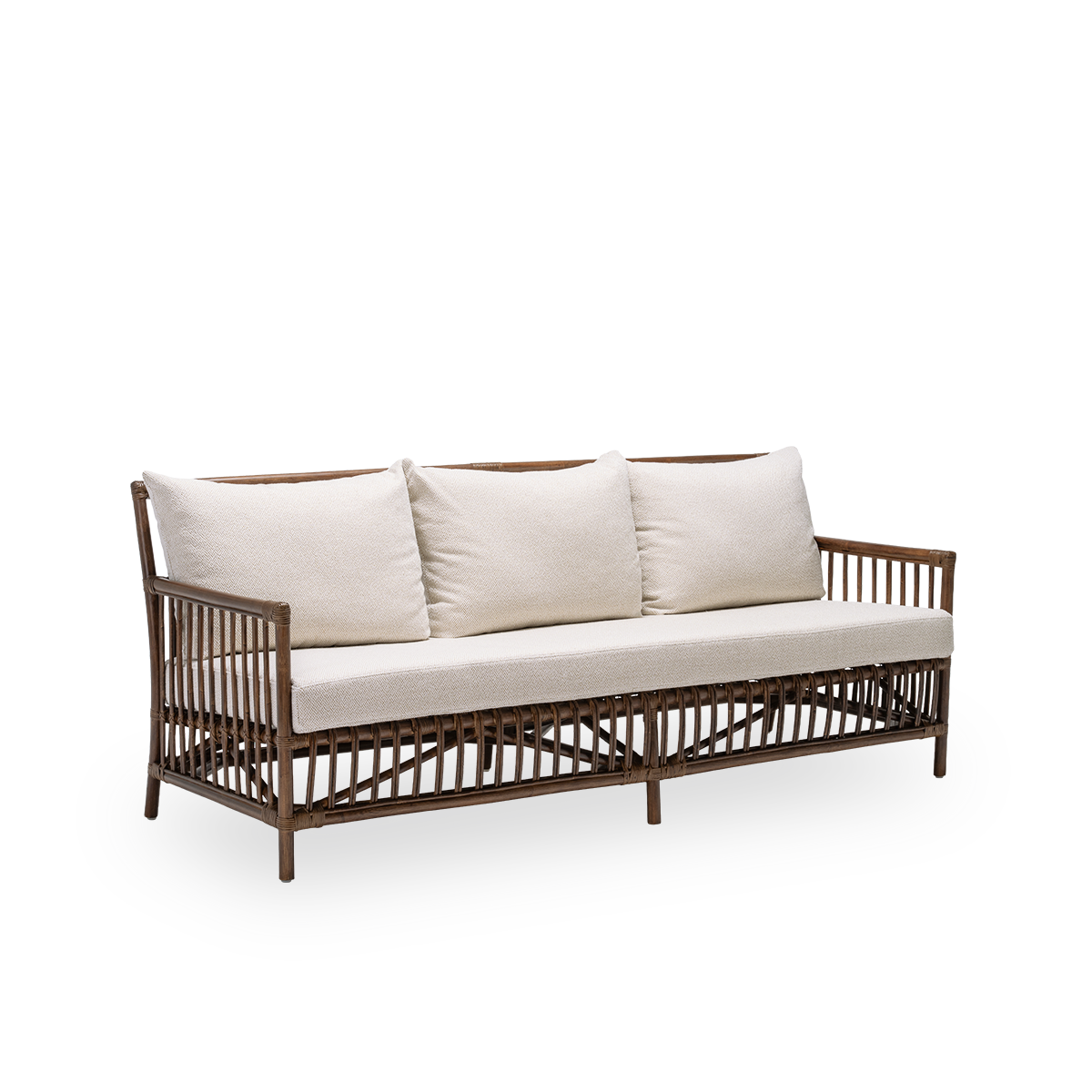 Sidevisning af Caroline sofa med sæde- og ryghynde, i brun rattan. Et enkelt og elegant dansk design, hvor de detaljerede fletninger gør den til et roligt element i rummet. Håndlavet i indonesisk rattan af høj kvalitet.