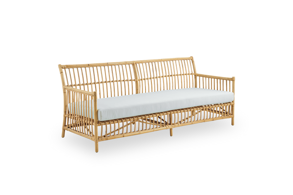 Side view af Caroline 3-personers fletsofa, enkelt og elegant dansk design. Håndlavet i indonesisk rattan med detaljerede flettede accenter, der skaber en hyggelig og rolig fremtoning.