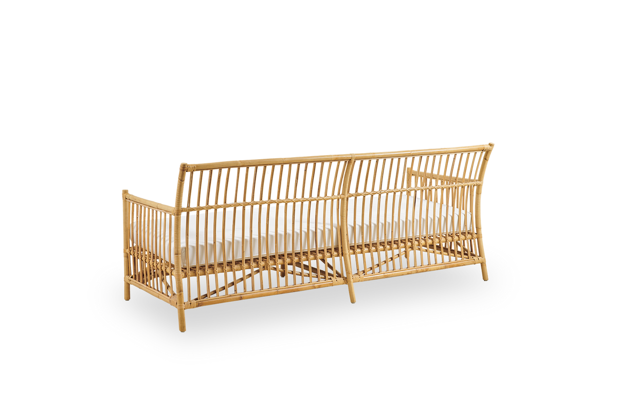 Bagfra vinkel af Caroline 3-personers fletsofa, et simpelt og elegant dansk design. Håndlavet af indonesisk rattan med detaljerede fletteelementer, der giver et hyggeligt og beroligende udtryk.