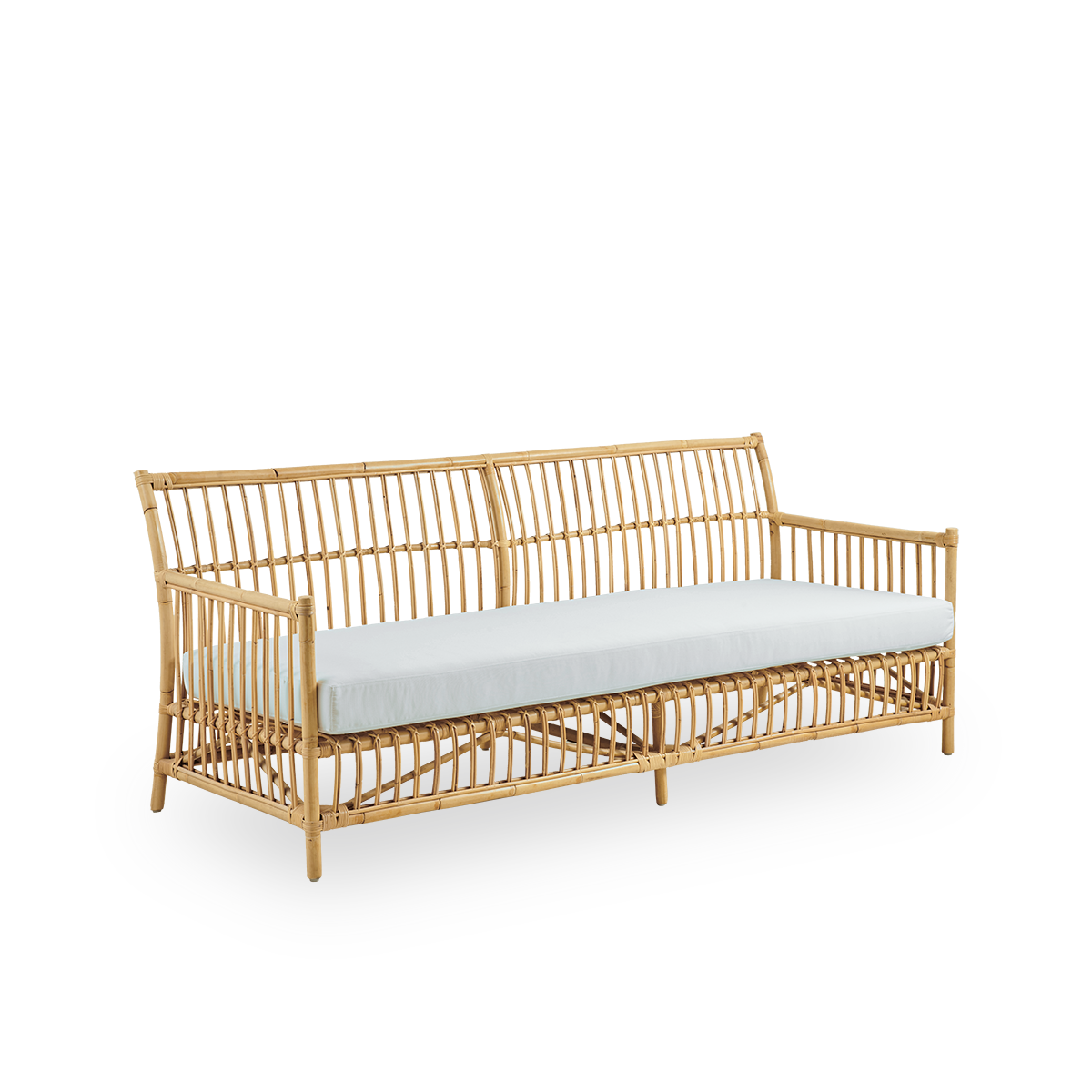 Side view af Caroline 3-personers fletsofa, enkelt og elegant dansk design. Håndlavet i indonesisk rattan med detaljerede flettede accenter, der skaber en hyggelig og rolig fremtoning.