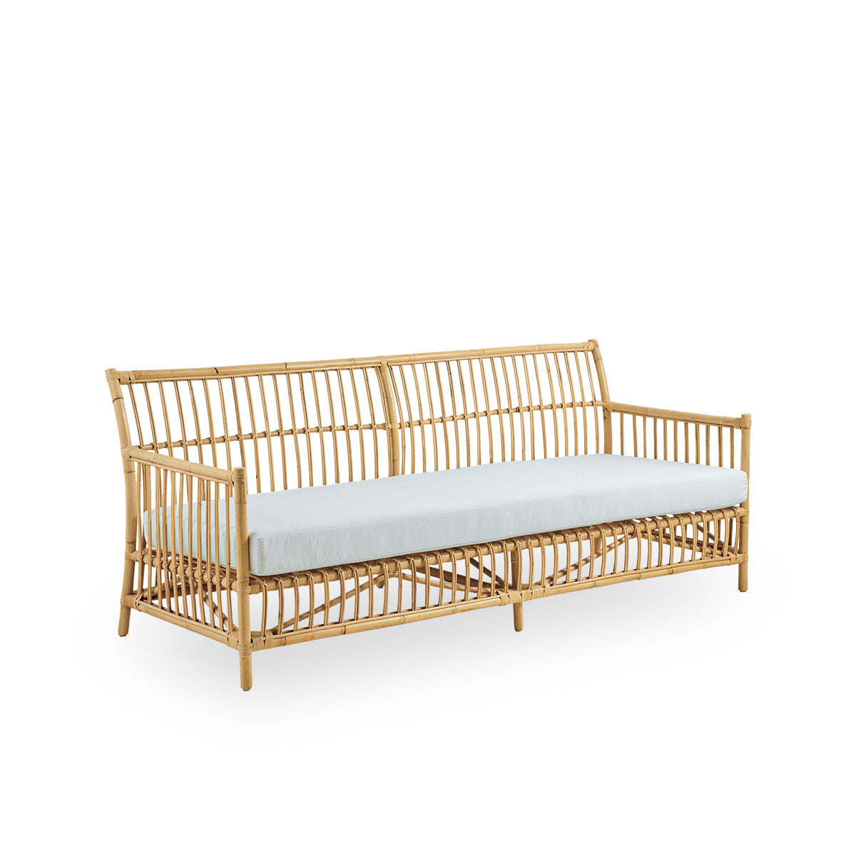 Side view af Caroline 3-personers fletsofa, enkelt og elegant dansk design. Håndlavet i indonesisk rattan med detaljerede flettede accenter, der skaber en hyggelig og rolig fremtoning.