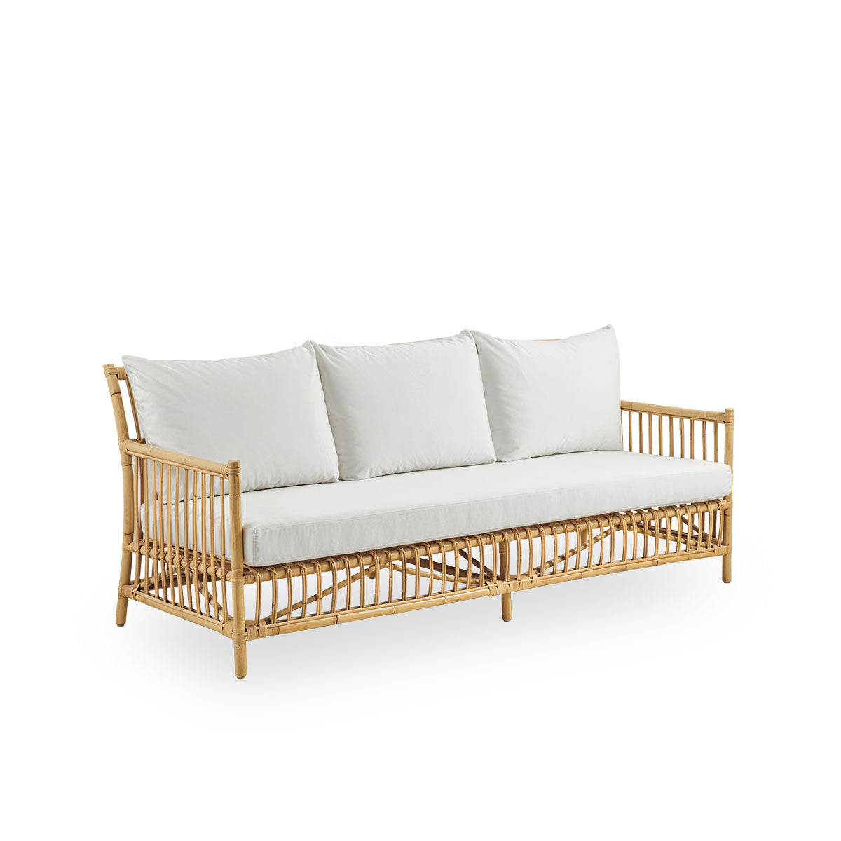 Side view af Caroline 3-personers fletsofa, enkelt og elegant dansk design. Håndlavet i indonesisk rattan med detaljerede flettede accenter, der skaber en hyggelig og rolig fremtoning.