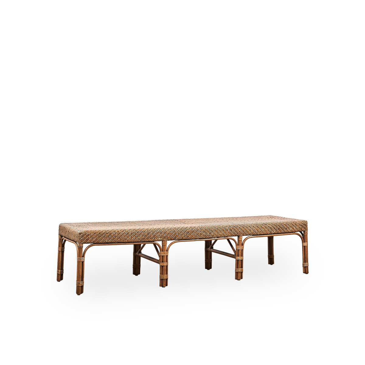 Side view af Luis bænk, håndlavet i højkvalitets indonesisk rattan i Antique brown farve. Elegant design med fint flettet sæde. Længde 180 cm.