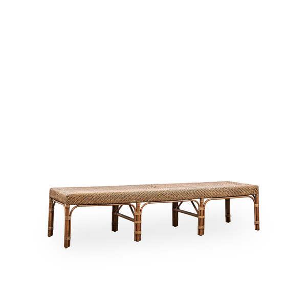 Side view af Luis bænk, håndlavet i højkvalitets indonesisk rattan i Antique brown farve. Elegant design med fint flettet sæde. Længde 180 cm.