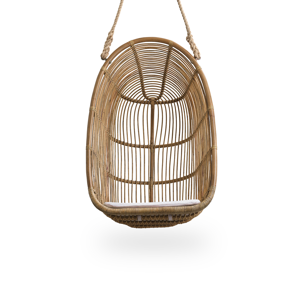 Ren front vinkel af Renoir hængestol i Antique Brown farve, håndlavet af høj-kvalitets rattan.
Blød, omsluttende form ophængt med stærkt reb.