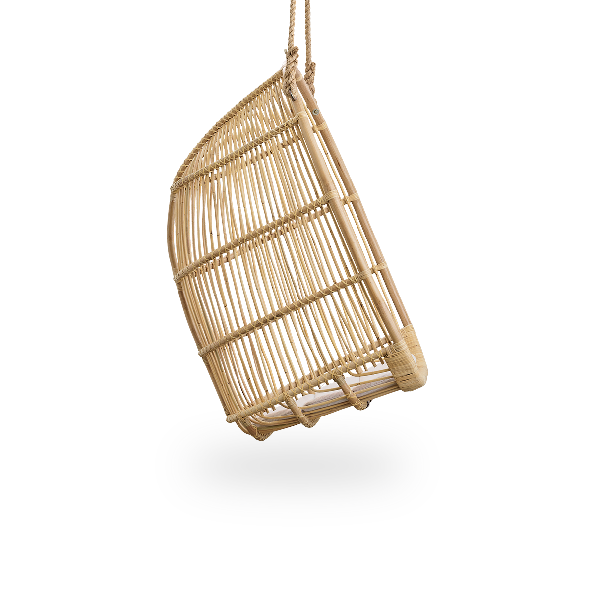 Ren sidevisning af Renoir hængestol i naturlig farve håndlavet i høj kvalitet rattan. Blød, omsluttende form ophængt med stærkt reb.