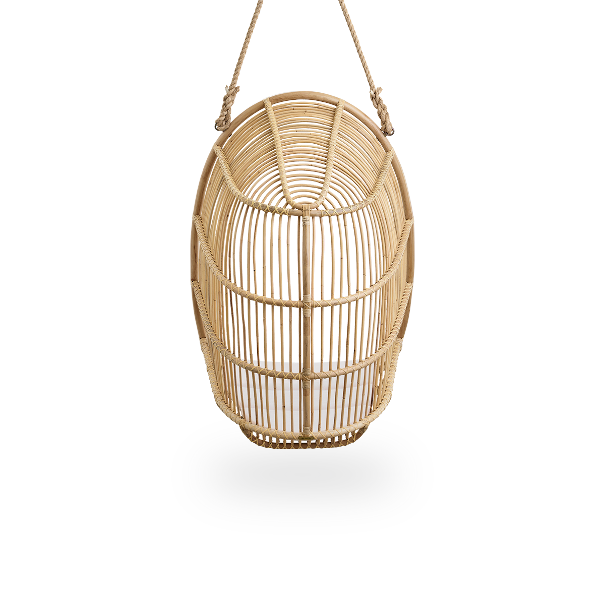 Bagfra vinkel af Renoir hængestol i naturfarve, håndlavet i rattan af høj kvalitet. Blød, omsluttende form ophængt med stærkt reb.