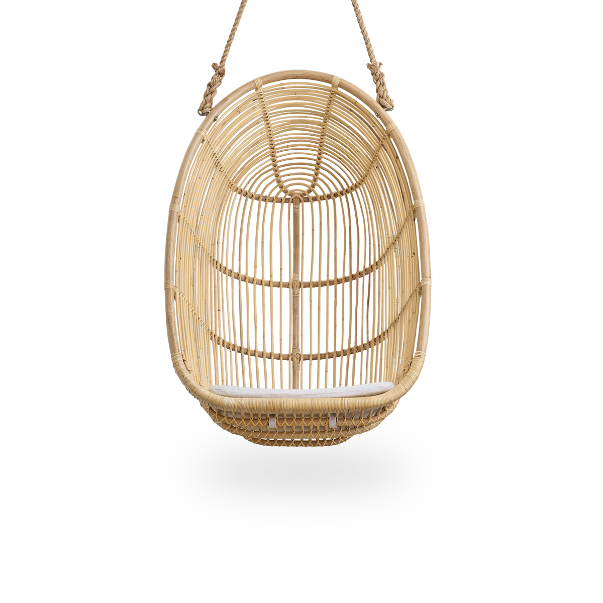 Ren front vinkel af Renoir hængestol i naturlig farve, håndlavet af høj-kvalitets rattan.
Blød, omsluttende form ophængt med stærkt reb.