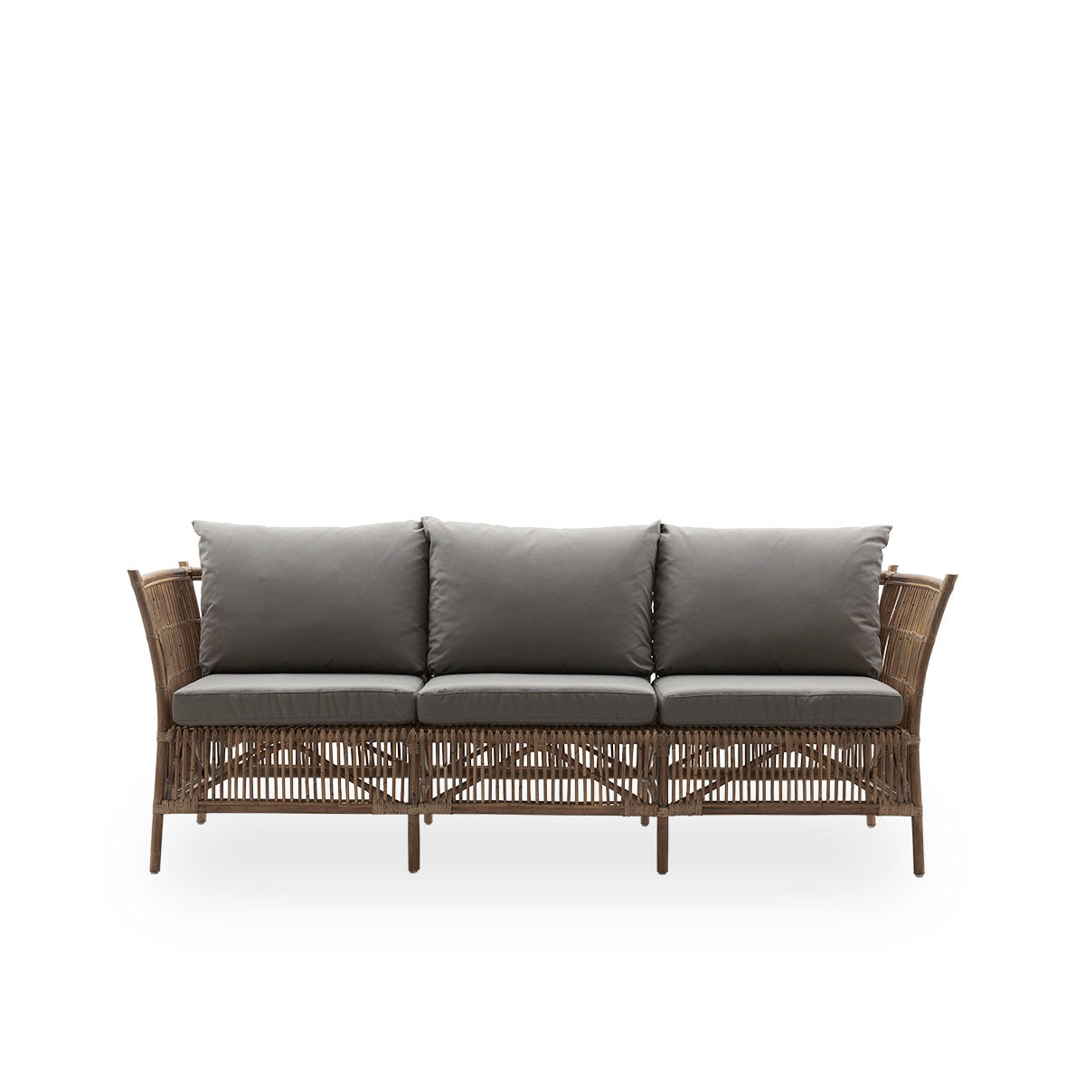 Ren front vinkel af Donatello 3-personers fletsofa i farven Antique Brown. Sofaen har et firkantet design med stramme linjer, håndlavet i indonesisk rattan af høj kvalitet.