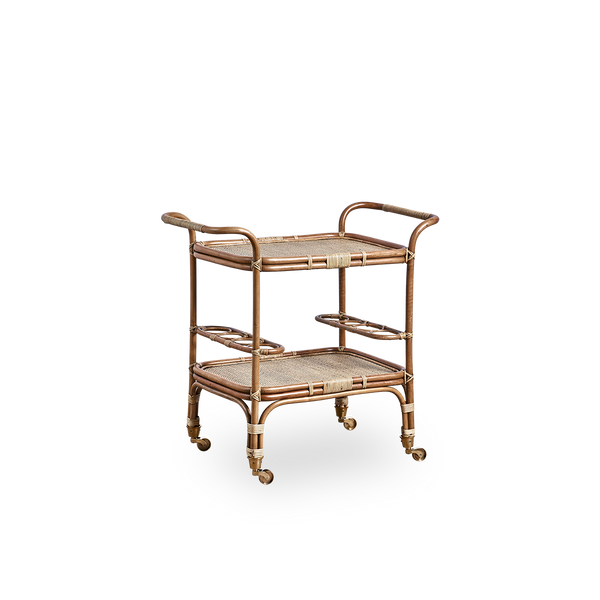 Side view af Carlo barvogn, håndlavet i rattan af høj kvalitet fra Indonesien med antik brun finish, med detaljerede fletninger på en solid rattanramme.