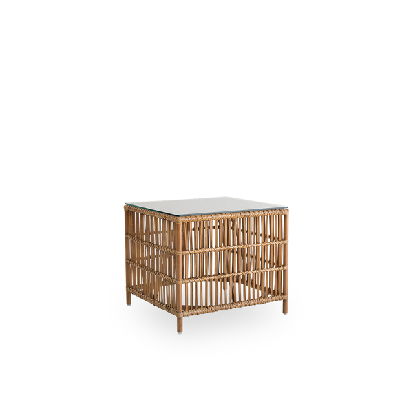 Side view af Donatello flet sidebord i farven Antique Brun. Sidebordet har et firkantet design med stramme linjer, håndlavet i rattan af høj kvalitet fra Indonesien.
