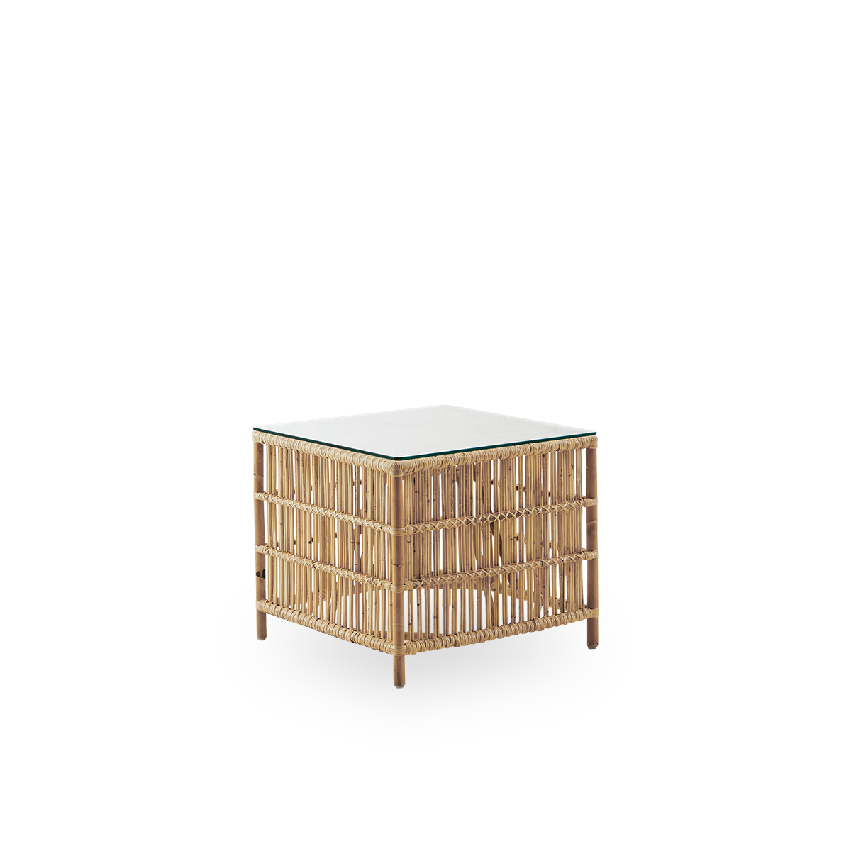 Side view af Donatello flet sidebord i naturlig rattanfarve. Sidebordet har et firkantet design med stramme linjer, håndlavet i rattan af høj kvalitet fra Indonesien.