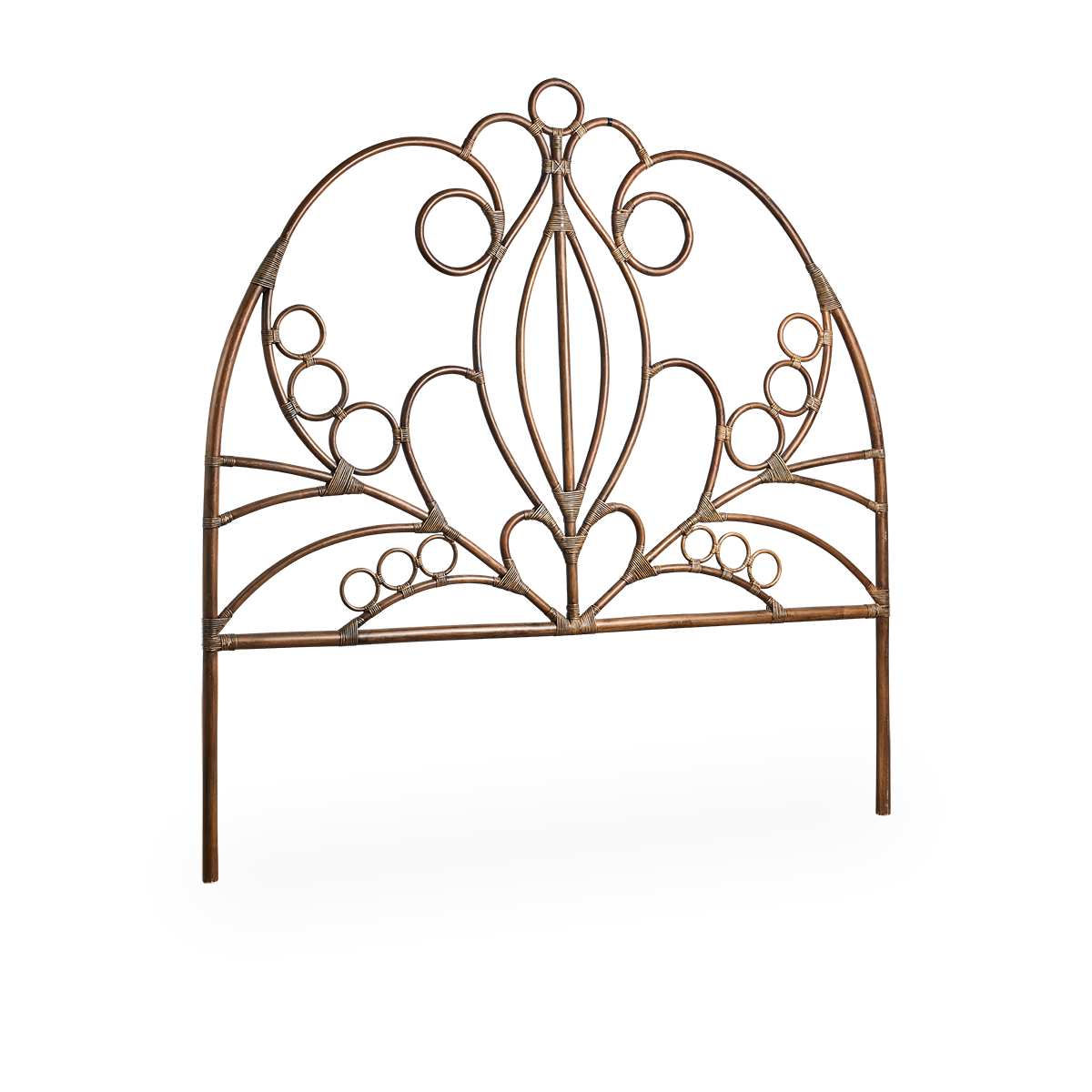 Side view af Natalia rattan-sengegavl i Antique brown farve med flettede rattan-detaljer på en rattan-ramme. Håndlavet i højkvalitets indonesisk rattan.