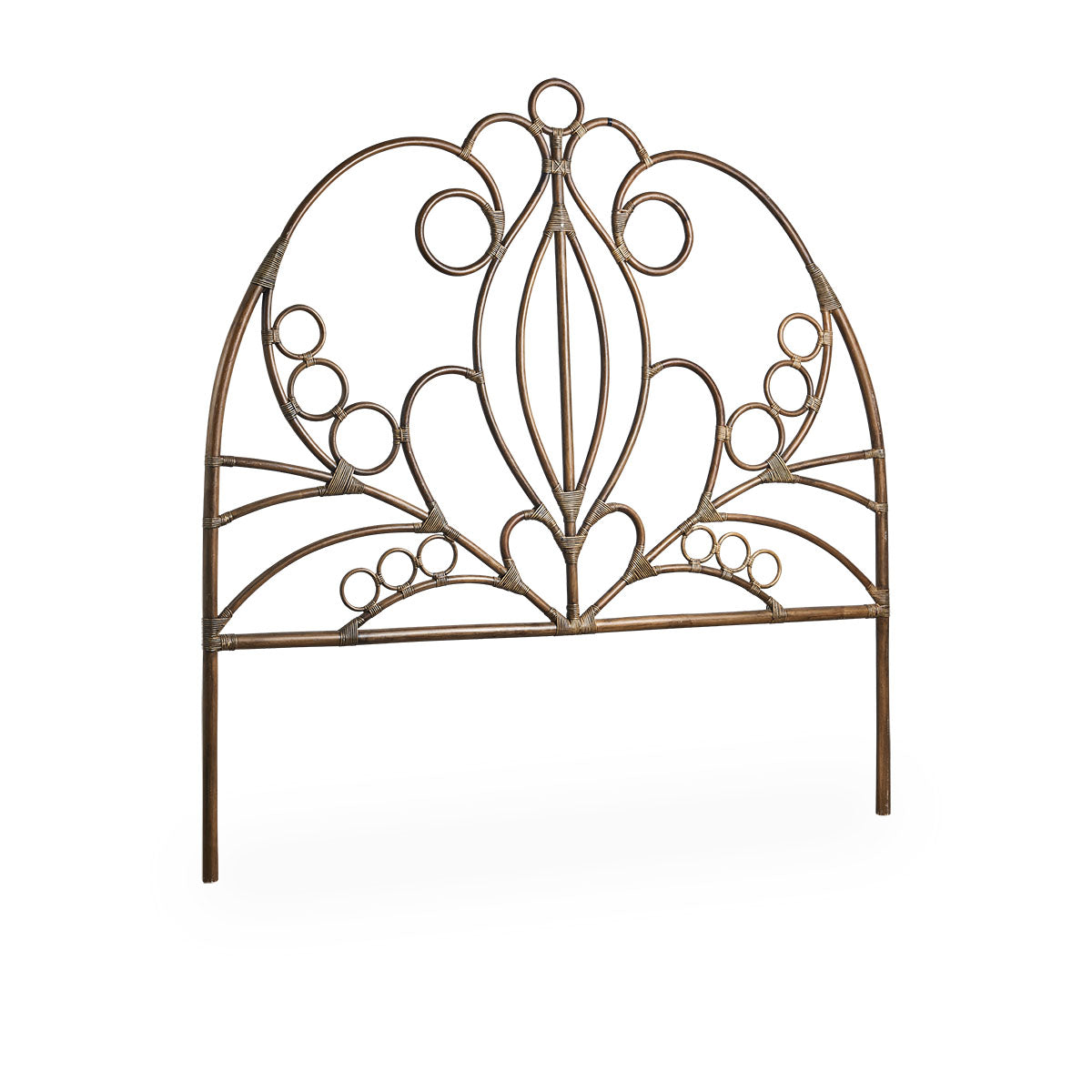 Side view af Natalia rattan-sengegavl i Antique brown farve med flettede rattan-detaljer på en rattan-ramme. Håndlavet i højkvalitets indonesisk rattan.