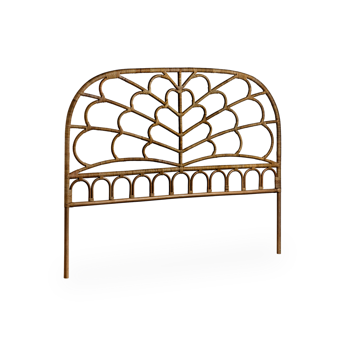 Side view af Celia sengegavl, håndlavet i rattan af høj kvalitet fra Indonesien. Færdiggjort i antik brun farve med detaljerede fletninger inspireret af sommerfuglevinger.