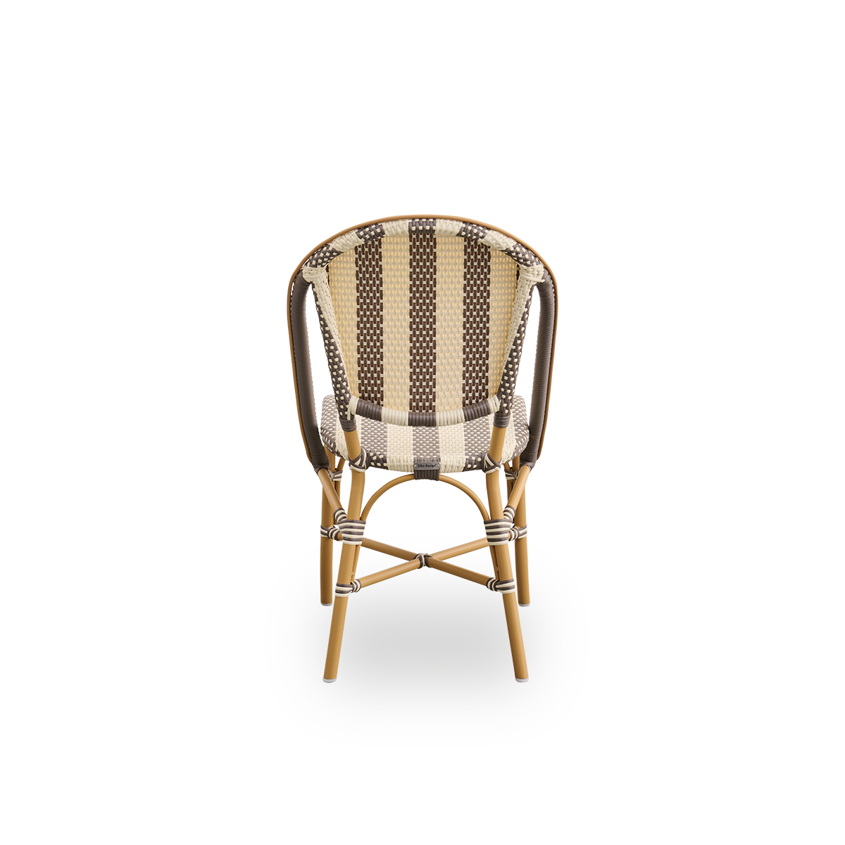 Bagfra vinkel af Sofie udendørs spisebordsstol, inspireret af fransk caféstil. Aluminiumsramme i farven Almond med fuldt flettet sæde og ryglæn, håndlavet i ArtFibre i et bredstribet mønster i farverne Ivory og Brown. Stabelbar udendørs bistrostol.