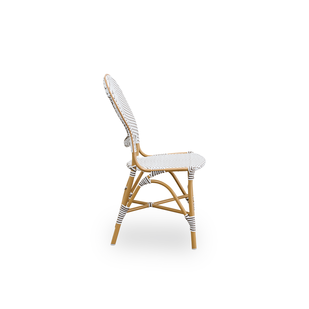 Ren sidevisning af Isabell udendørs spisebordsstol. Mandel-farvet aluminiumsramme med sæde og ryglæn i hvid ArtFibre med brune prikker. Inspireret af 1950’ernes bistrodesign.