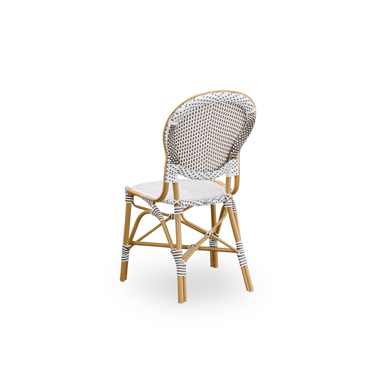 Sidevinkel bagfra af Isabell udendørs spisebordsstolen.
Almondfarvet aluminiumsramme med sæde og ryglæn i hvid ArtFibre med brune prikker. Inspireret af 1950’ernes bistrodesign.