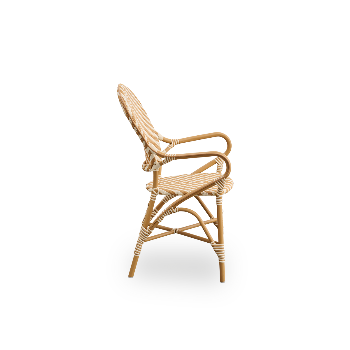 Ren sidevisning af Isabell udendørs spisebordsstol med armlæn. Mandel-farvet aluminiumsramme med sæde og ryglæn i ArtFibre i elfenbens- og honningfarvet fiskebensmønster.